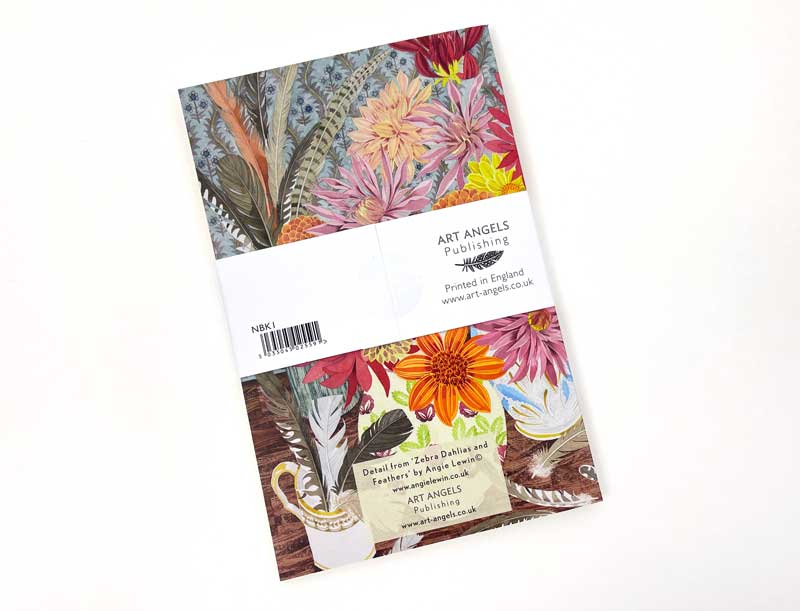 Ein lebendiges Art Angels Notizbuch mit Zebra-Dahlien und Federn von Angie Lewin, mit farbenfroh illustrierten Blumen und Federn auf dem Einband, einem weißen Band mit ART ANGELS Branding, Barcode und Verlagsangaben.
