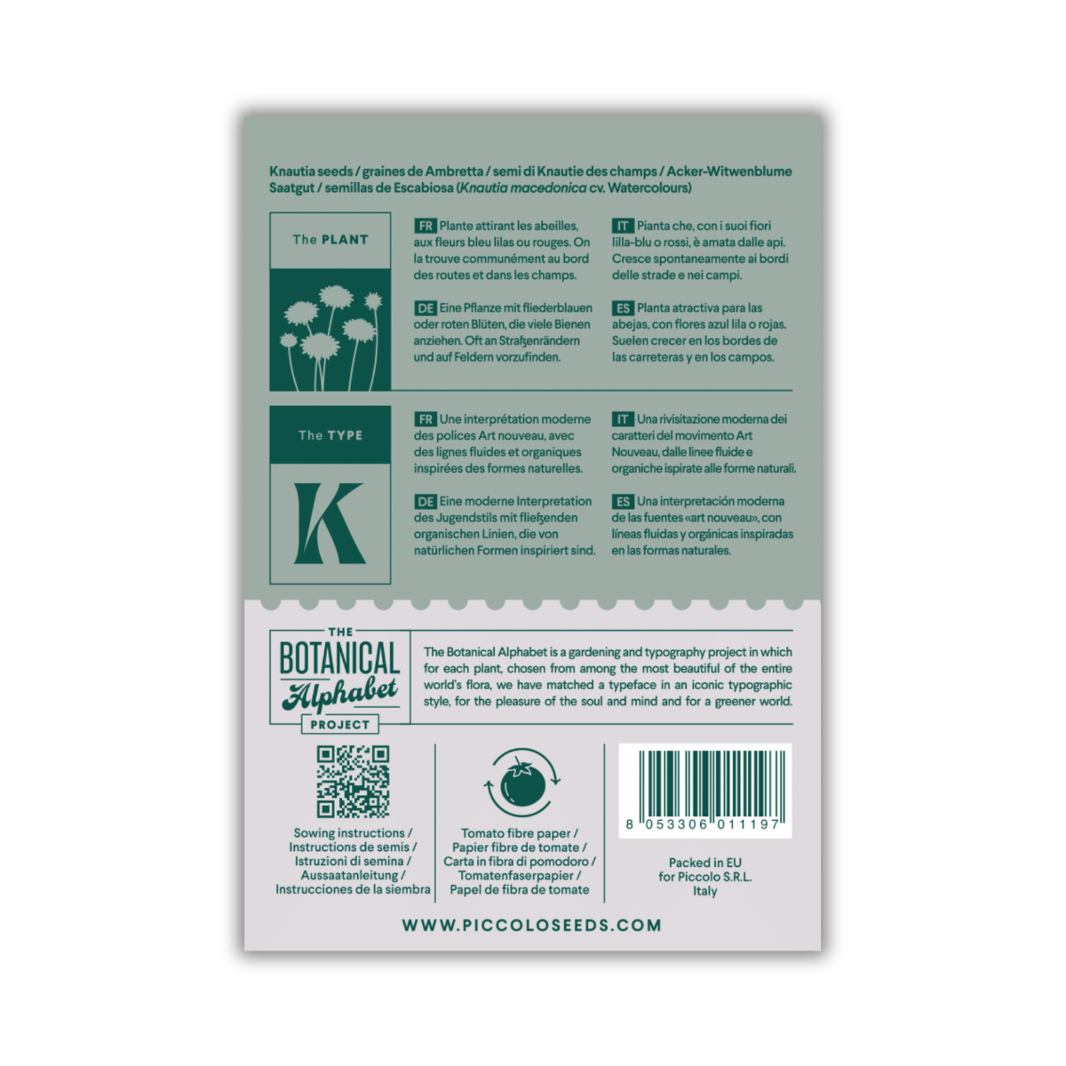 Auf der Rückseite der Packung Piccolo Seeds - K - Knautien von Piccolo Seeds finden Sie Illustrationen und Informationen zu dieser bienenfreundlichen Pflanze mit lila-blauen Blüten sowie ein botanisches Alphabet, einen Barcode, einen QR-Code und Angaben zum Unternehmen auf grünem und weißem Hintergrund.