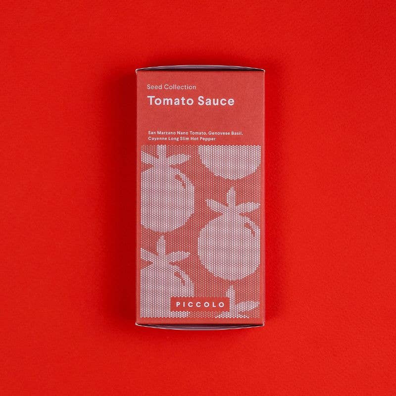 Auf rotem Hintergrund ist eine rechteckige rote Schachtel mit der Aufschrift „Piccolo Seeds – Tomatensoße“ abgebildet, darunter weiße Abbildungen von San-Marzano-Tomaten und der Markenname Piccolo Seeds.