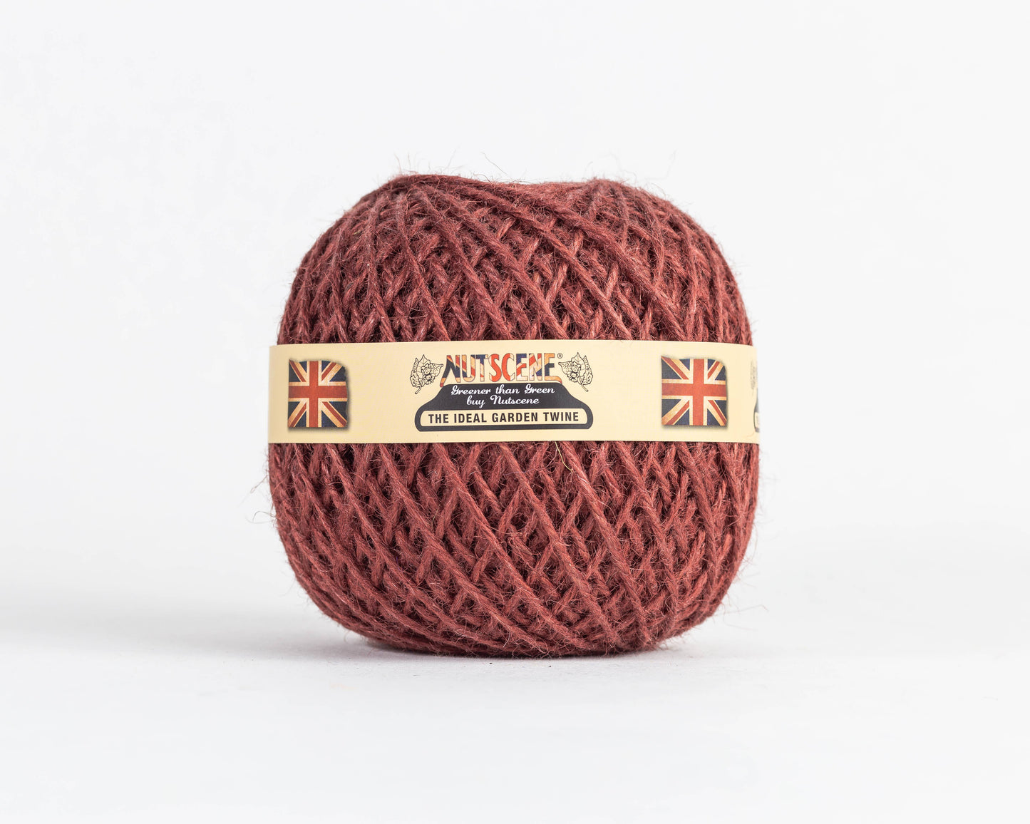 Ein rot-brauner Ball von Nutscene Twines Ltd - Farbenfrohe Jute-Schnurbälle aus der Heritage Twine-Reihe trägt ein beiges Etikett mit Union Jack Flaggen und "NUTSCENE THE IDEAL GARDEN TWINE"; biologisch abbaubar und vegan.