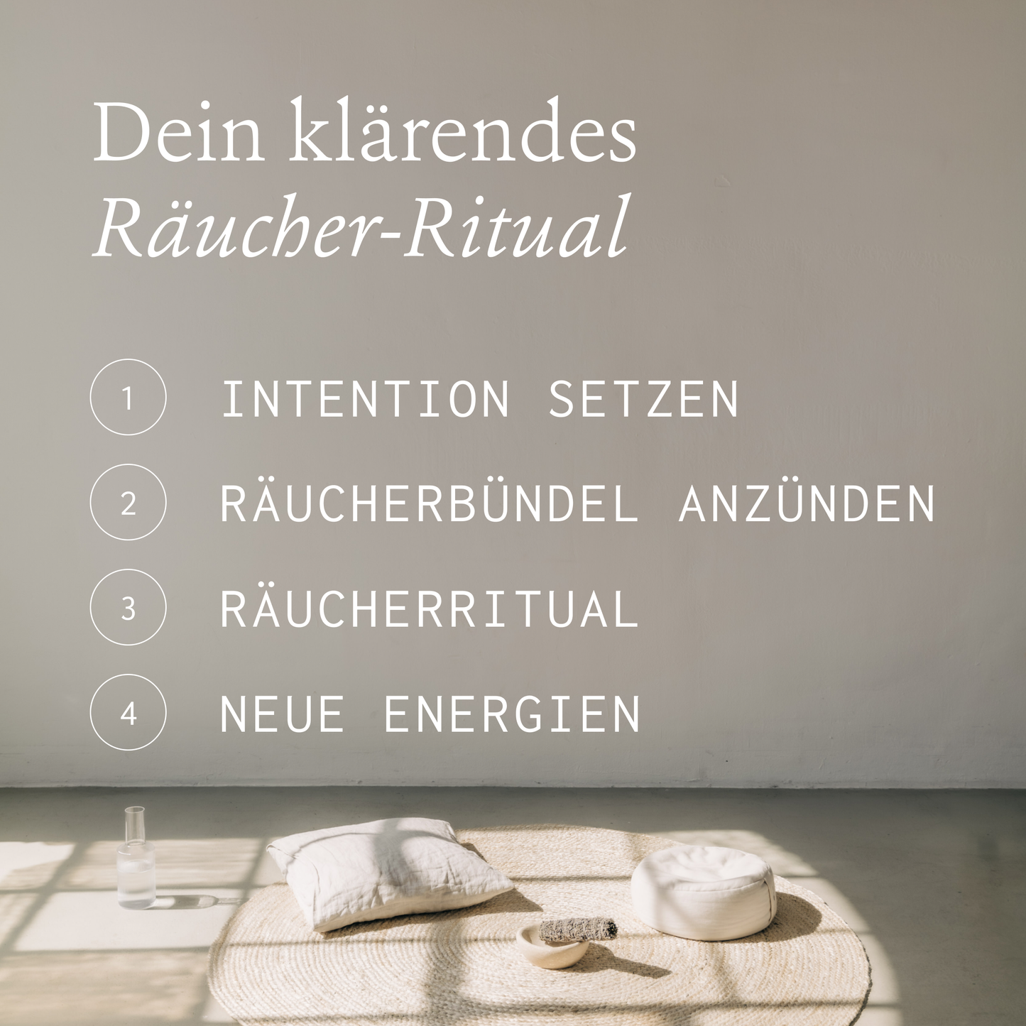 Ein sonnenbeschienener, minimalistischer Raum mit einer Matte und einem Kissen sorgt für eine ruhige Stimmung. Ein deutscher Text beschreibt vier Schritte des Reinigungsrituals mit Kruut - Räucherbündel Klarer Geist von Kruut. Kleine Objekte auf dem Boden verstärken die heitere Atmosphäre.