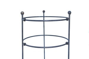 Der Hirsch Beet-Staudenhalter ist ein schwarzer Metall-Pflanzenständer mit zwei 30 cm Ringen, 50 cm Höhe und 6 mm massiven Stäben - die perfekte Rankhilfe aus Metall zum Stützen von Pflanzen. Isoliert auf weißem Hintergrund.
