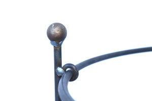 Eine Nahaufnahme eines Hirsch Rüben-Staudenhalters, Ø 30 cm, Höhe 50 cm, Doppelring mit 2-fachem Ring aus 6 mm Vollmaterial, ideal als Staudenhalter im Garten, mit kugeligem Abschluss und geschwungener Stange vor weißem Hintergrund.