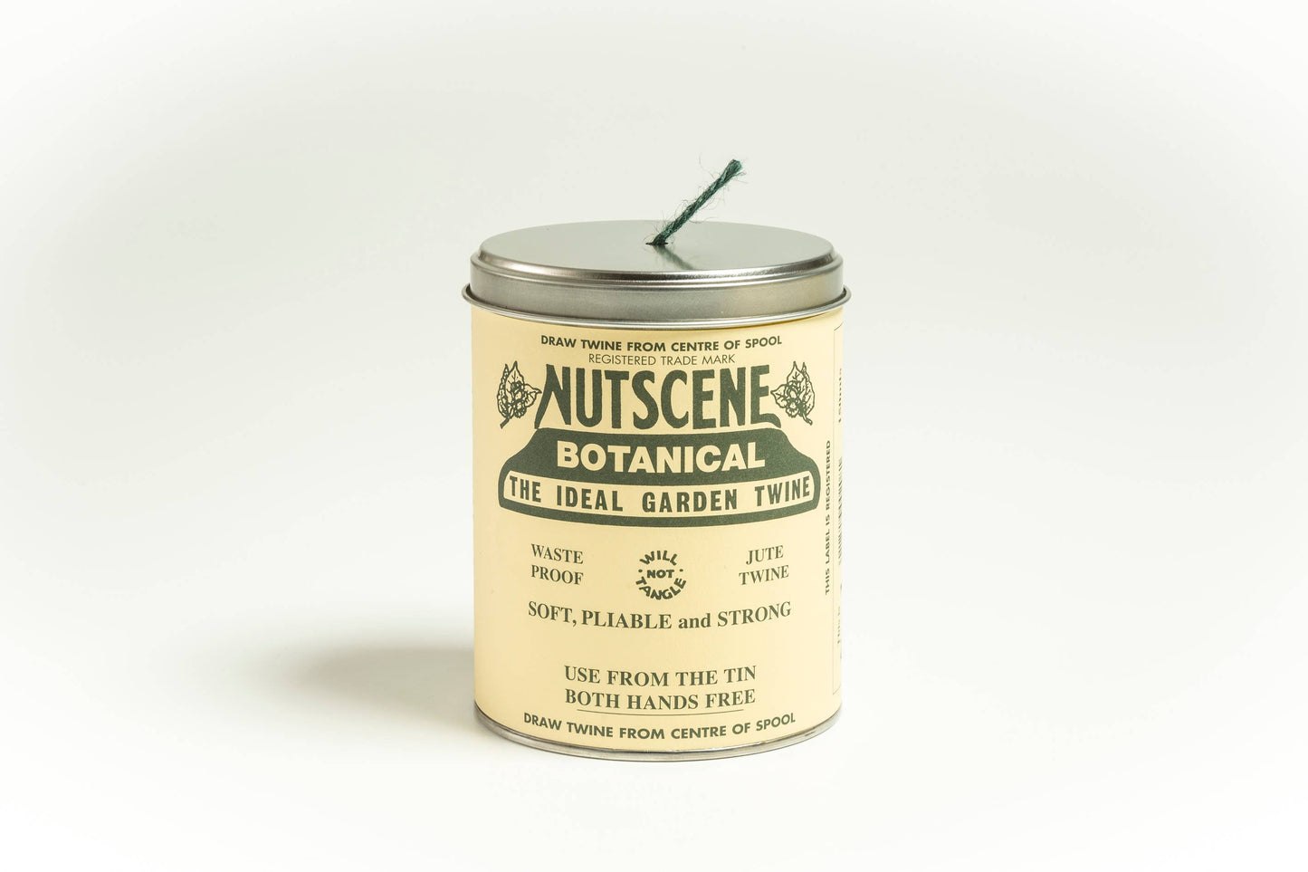 Die ikonische Dose Nutscene Twine von Nutscene Twines Ltd. enthält 150 Meter starkes, weiches, biegsames Jutegarn, das abfallsicher und direkt aus der Dose einfach zu verwenden ist.