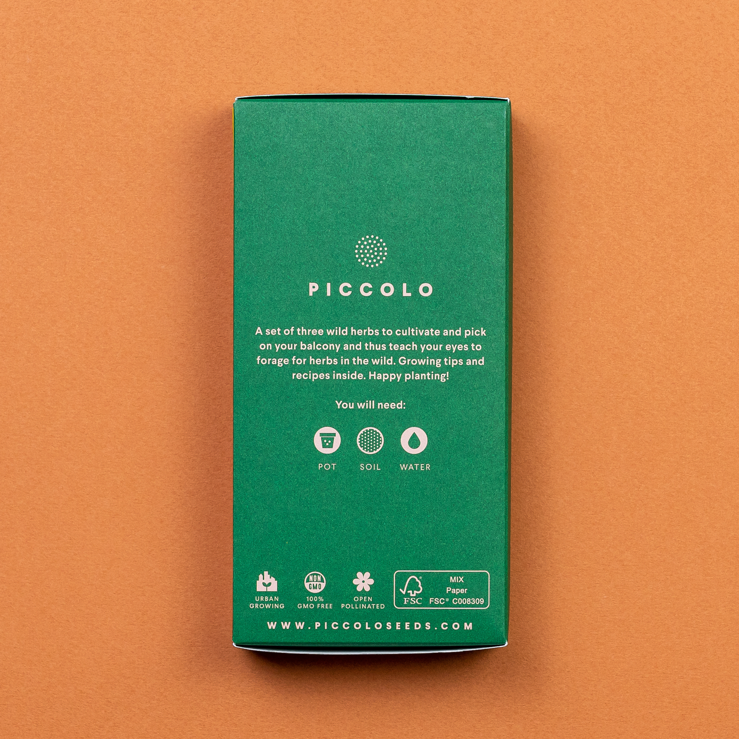 Eine grüne, rechteckige Piccolo Seeds-Box aus der "Wildkräuter Kollektion Foraging Wild Herbs" ist auf einem orangefarbenen Hintergrund abgebildet, mit Anbauanleitung, Symbolen für Topf, Erde, Wasser sowie Angaben zur Website und Öko-Zertifizierung.