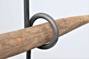 Eine Nahaufnahme des Hase und Hirsch Bischofstab mit Knoten SET (5-tlg.) zeigt einen Metallring um einen Holzstab, mit einem vertikalen 170 cm Knotenstab und 150 cm Holzstangen im Hintergrund vor einem hellen Hintergrund.