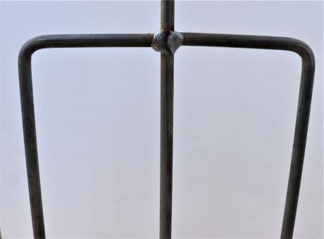Nahaufnahme des Hirsch Bischofstabs mit Knoten mit Holz im SET (5-tlg.), mit 150 cm langen Holzstangen und einem 170 cm langen Knotenstab, vor einem schlichten hellen Hintergrund.