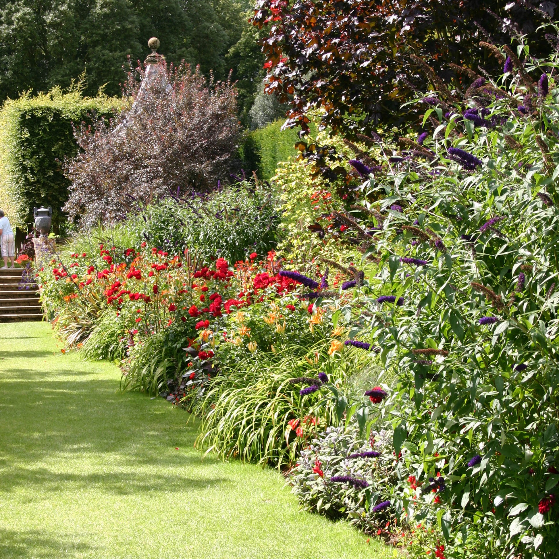 Erleben Sie den Charme der Gärten der Cotswolds bei Isabelle Van Groeningen's AFTERNOON TEA VORTRAG am Di. 16.09.2025, 14:30-16:00, inspiriert von üppigen Rasenflächen, leuchtenden Blumen und sonnenverwöhntem Laub.