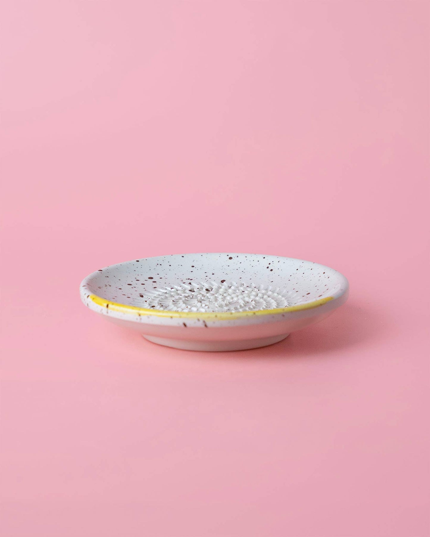 Der Alfar Tierra Cocida | Kleiner Keramikreibe Teller ZIMT ist handgefertigt, mit weiß gesprenkelter Glasur, gelbem Rand und gerilltem Zentrum - perfekt als einzigartiges Weihnachtsgeschenk!.