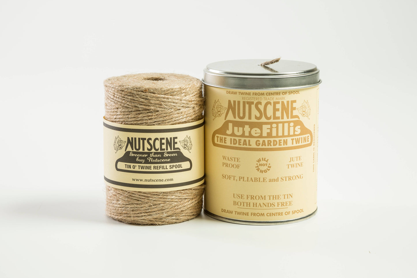 Eine Spule Nutscene Zwine 3-lagiges Jutegarn liegt neben einer Nutscene Twines Ltd – Iconic Tin of Nutscene Twine – Schnur in einer Dose (490 Fuß), beide auf einem schlichten weißen Hintergrund präsentiert.