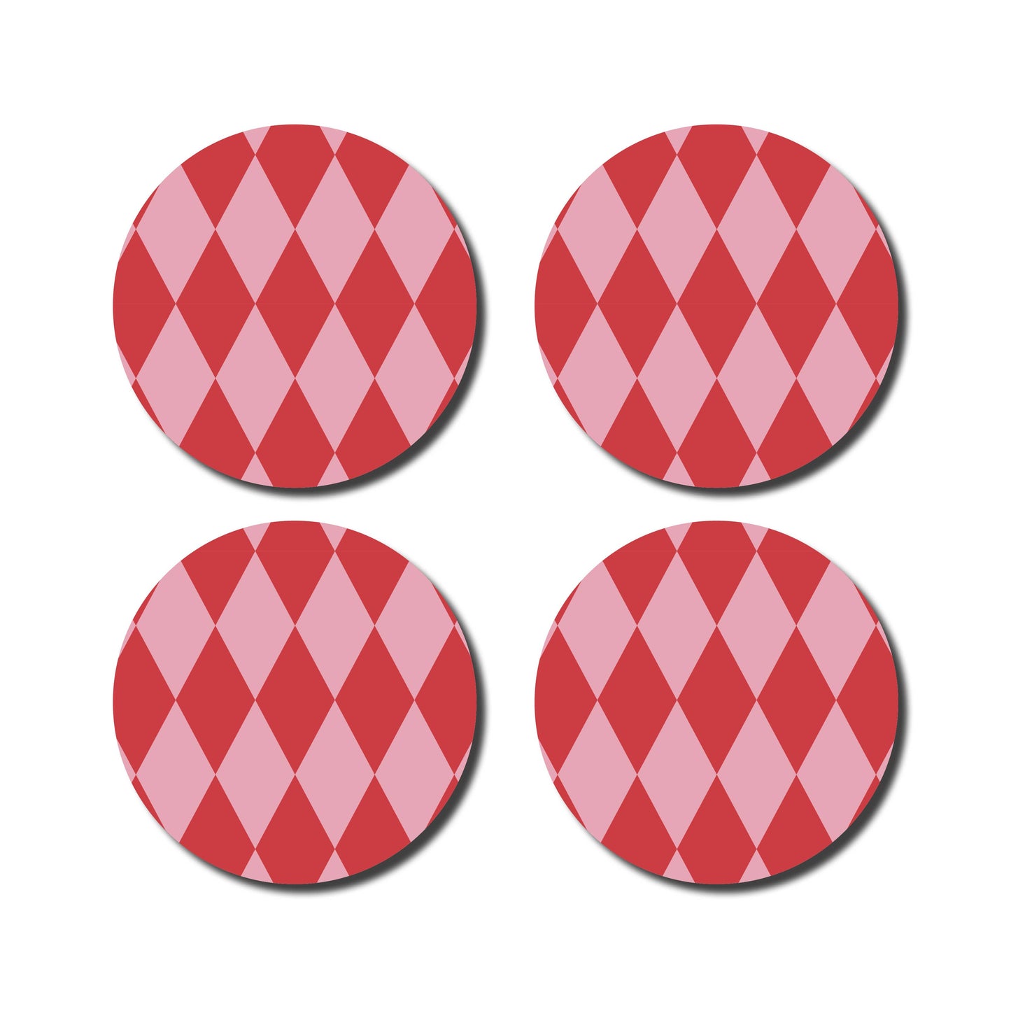 Vier runde Untersetzer „De Lange Tafel – Diamant · Pink/Rot“ von De Lange Tafel mit einem rot-pinken Harlekin-Muster in einem 2x2-Raster auf weißem Untergrund. Ein nachhaltiger, verspielter Akzent für jedes moderne Zuhause.