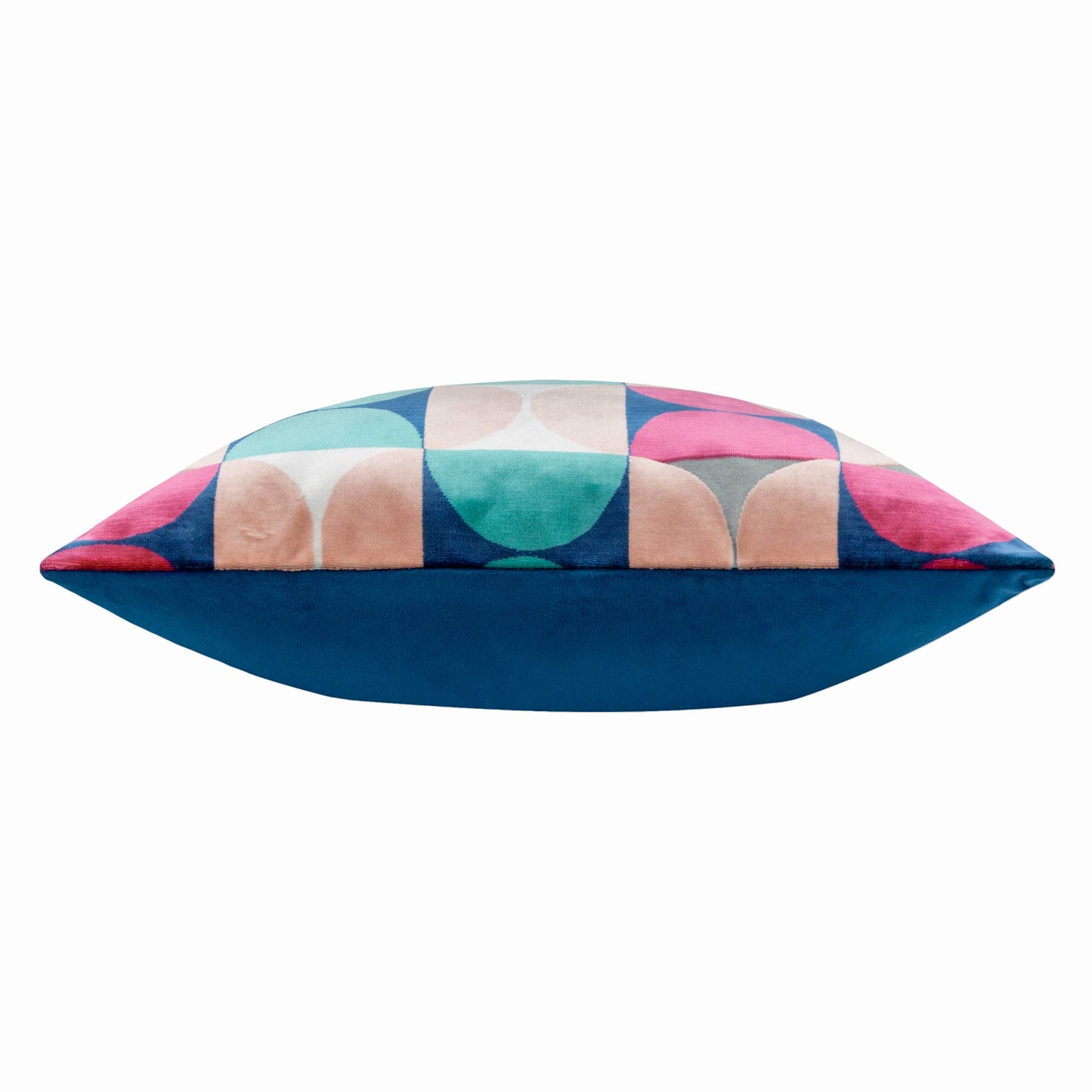 Das Riva Home – Samtkissen im Bardot-Schliff Magenta/Blau verfügt über ein lebendiges geometrisches Samtdesign in Magenta- und Blautönen – perfekt, um jedem Raum einen Farbtupfer zu verleihen.