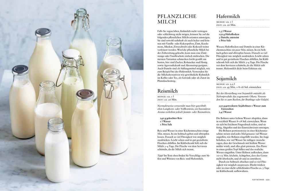 Eine Gruppe von Glasflaschen und Gläsern mit pflanzlicher Milch steht auf einer hellen Fläche neben der "Speisekammer" des Hölker Verlags, die deutsche Rezepte für selbstgemachte Reis-, Hafer- und Sojamilch enthält - ideal für die Speisekammer und DIY-Projekte.