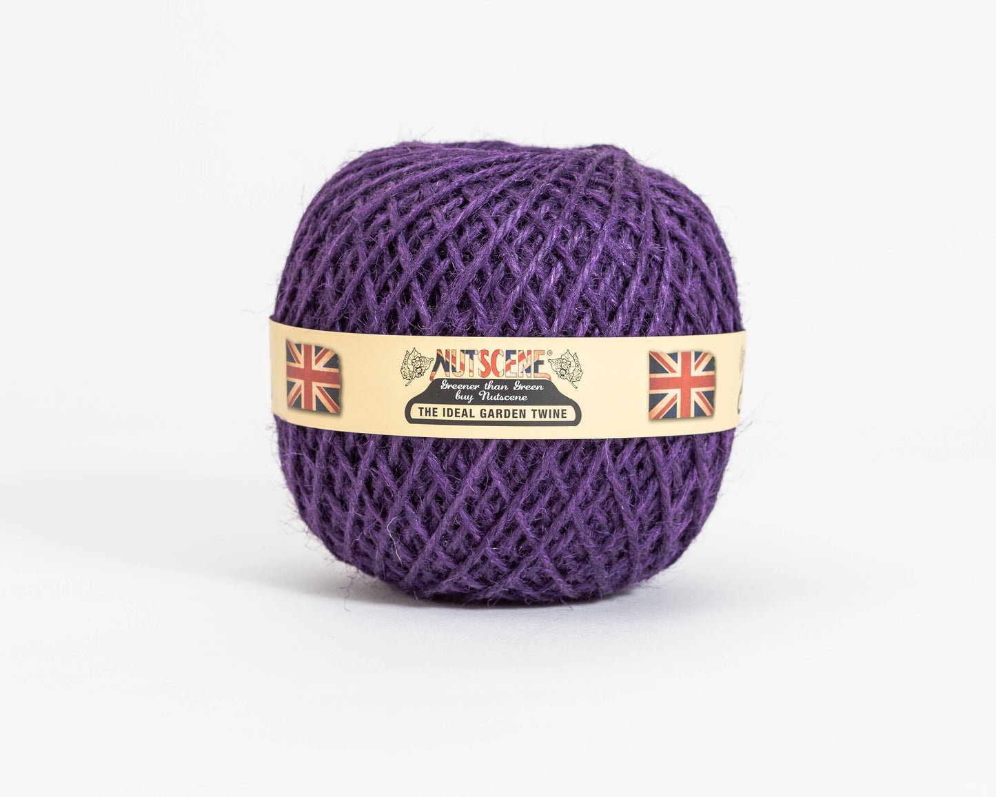 Ein farbenfroher Jute-Schnurball von Nutscene Twines Ltd aus der Heritage Twine-Reihe mit beigem Label, britischen Flaggen und dem Text "NUTSCENE THE IDEAL GARDEN TWINE"; biologisch abbaubar und veganes Garn.