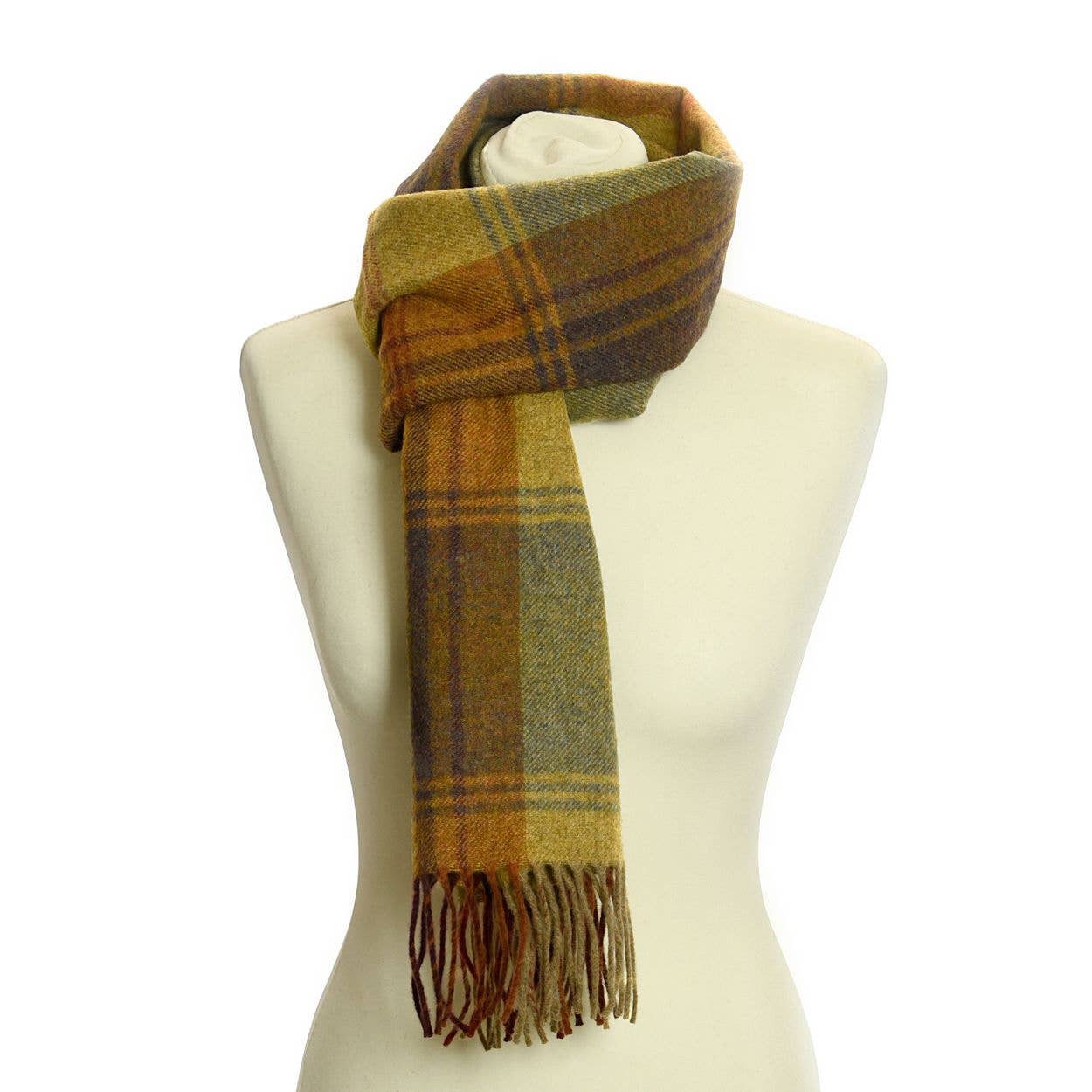 Der Lammwoll-Landkaro-Schal von Tweedmill Textiles aus Jura mit klassischem Karomuster und Fransen an den Enden ist um eine Schaufensterpuppe drapiert.