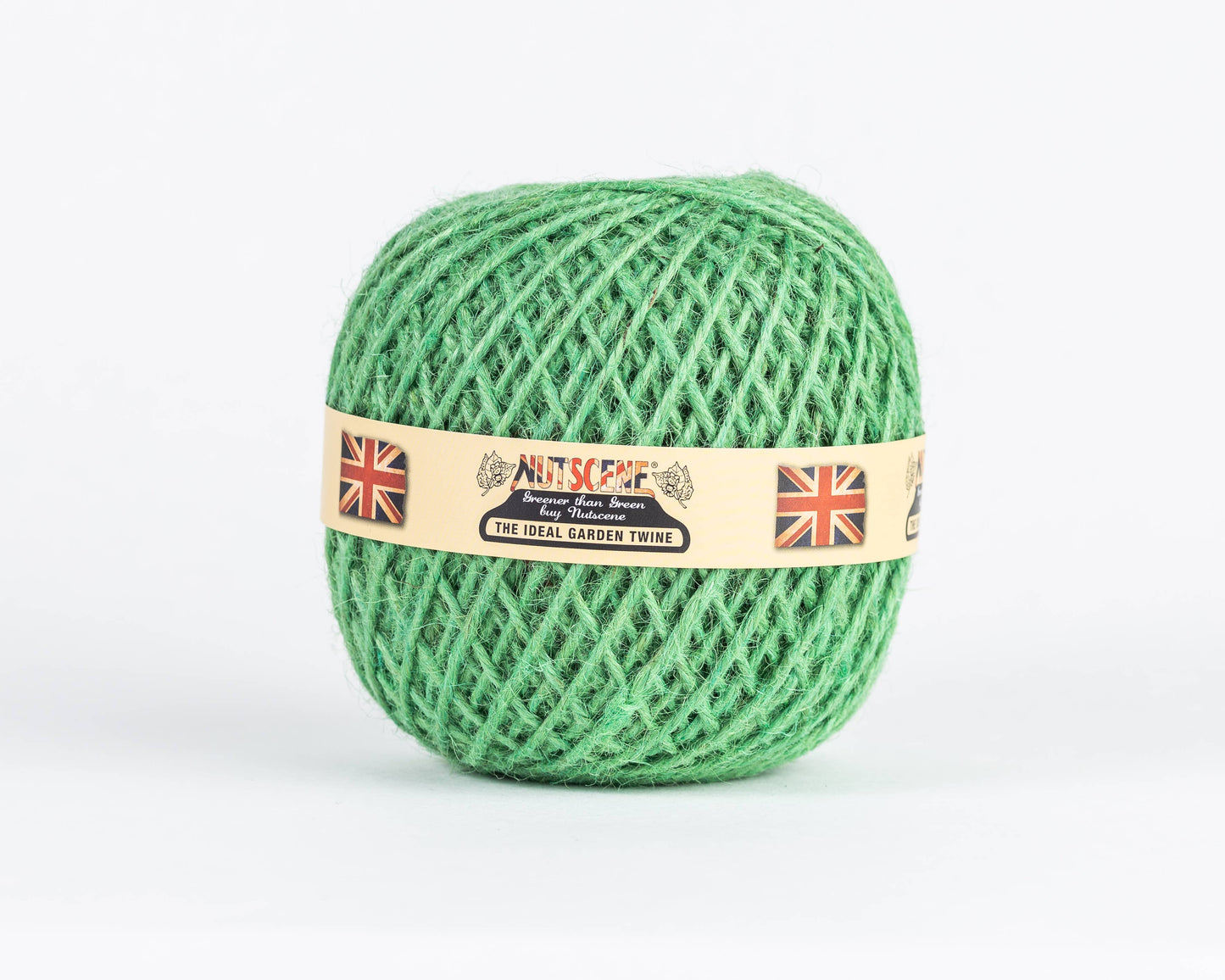 Ein Jute-Schnurball aus der Heritage Twine-Reihe von Nutscene Twines Ltd, biologisch abbaubar, vegan und grün, mit beigem Etikett, dem Schriftzug "The Ideal Garden Twine" und britischen Flaggen.