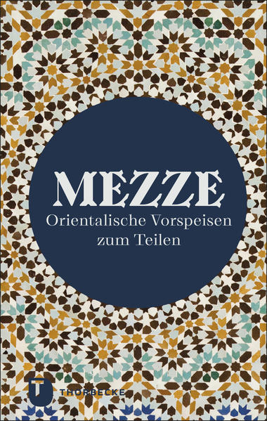 Das Buchcover für „Mezze“ vom Thorbecke Verlag zeigt geometrische Mosaike im orientalischen Stil in Braun, Blau und Gold. Ein dunkelblauer Kreis zeigt den Titel und den Untertitel „Orientalische Vorspeisen zum Teilen“ mit orientalischen Aromen, darunter das Markenlogo.