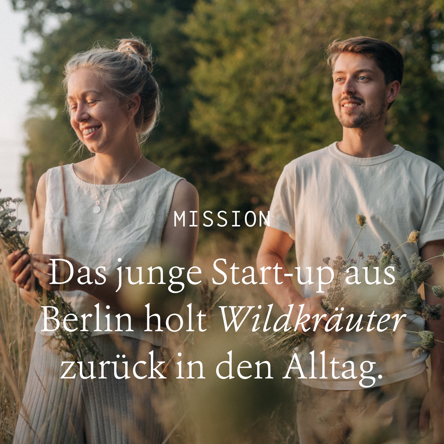 Eine lächelnde junge Frau und ein Mann sammeln Wildkräuter auf einem sonnenbeschienenen Feld. Überlagerter deutscher Text: "Das junge Start-up Kruut aus Berlin holt mit dem Räucherbündel Klarer Geist Wildkräuter zurück in den Alltag.