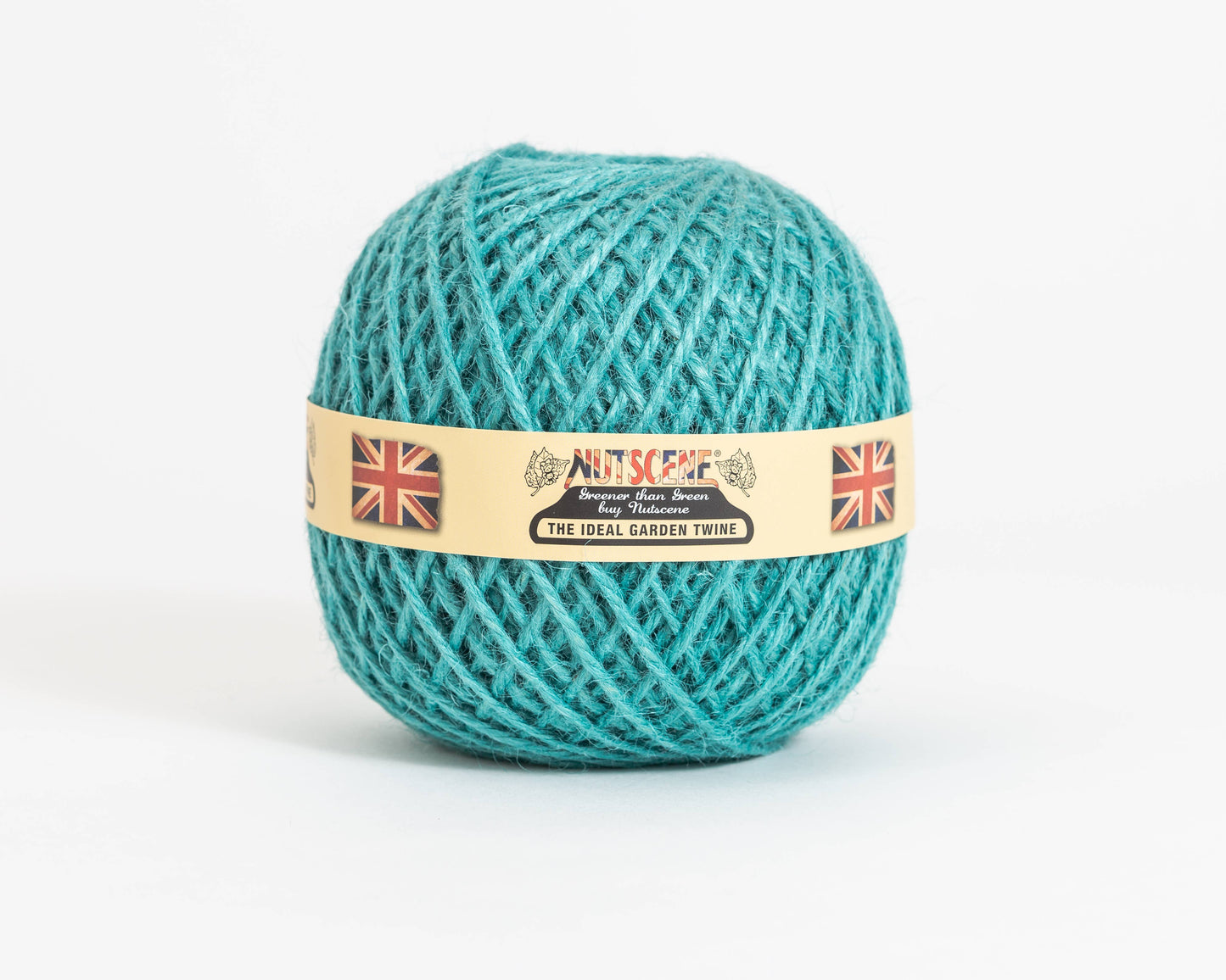 Eine tealfarbene Nutscene Twines Ltd Heritage Twine Kugel mit einem cremefarbenen Etikett, das zwei Union Jack Flaggen und den Text "The Ideal Garden Twine" zeigt. Diese biologisch abbaubare Jute-Schnur ist eng gewickelt und auf weißem Hintergrund dargestellt.