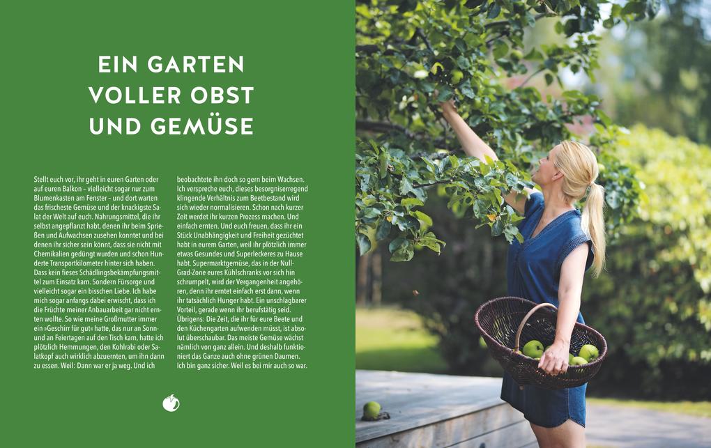 Eine Frau sammelt grüne Äpfel in einem Korb und streckt die Hand aus, um weitere zu pflücken – ein echter Moment der Selbstbewirtschaftung. Links ist ein deutscher Text zum Thema Gartenarbeit zu sehen. Produkt: Selbstbewirtschaftung vom Gräfe & Unzer Verlag.