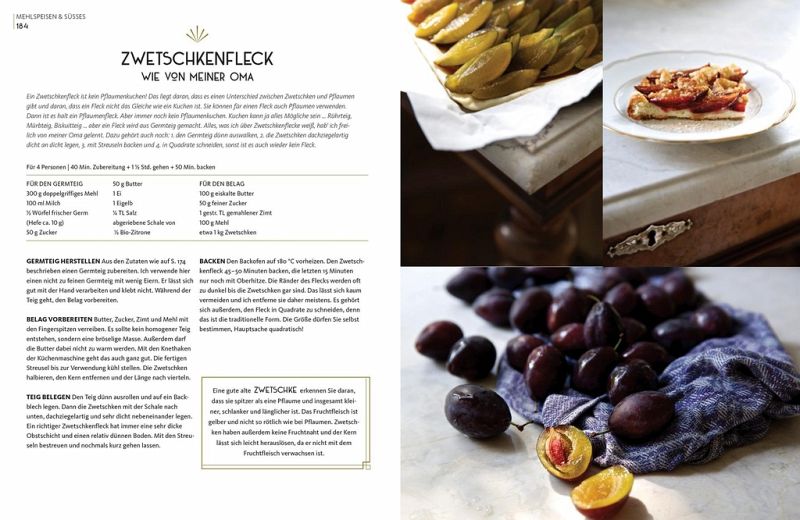 Eine Seite des DK Verlags Wiener Küche zeigt links den Zwetschkenfleck mit Zutaten und Arbeitsschritten, rechts Fotos von Zwetschgen, geschnittenem Kuchen und einem aufgeschnittenen Stück.