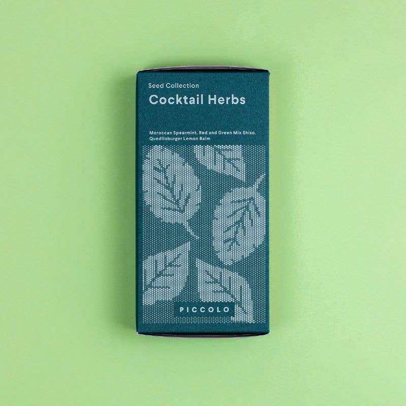 Auf hellgrünem Hintergrund ist eine grüne Schachtel mit der Aufschrift „Piccolo Seeds – Cocktails Kräuter“ von Piccolo Seeds abgebildet. Die Verpackung zeigt stilisierte Blätter und den Hinweis „Mojito-Zutaten mit gentechnikfreien Samen“.