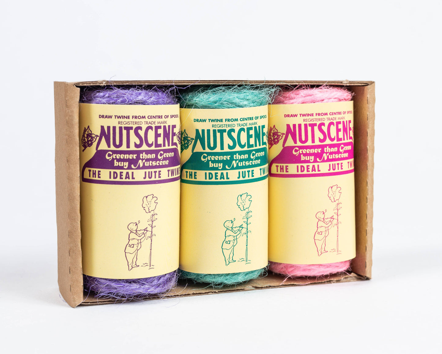 Nutscene Twines Ltd Mini Reels of Twine 3er-Pack (je 42 Fuß) in Gelb, Grün und Pink kommt im Karton mit Retro-Labels, die eine Person mit Pflanze zeigen. Das Jutegarn ist biologisch abbaubar.