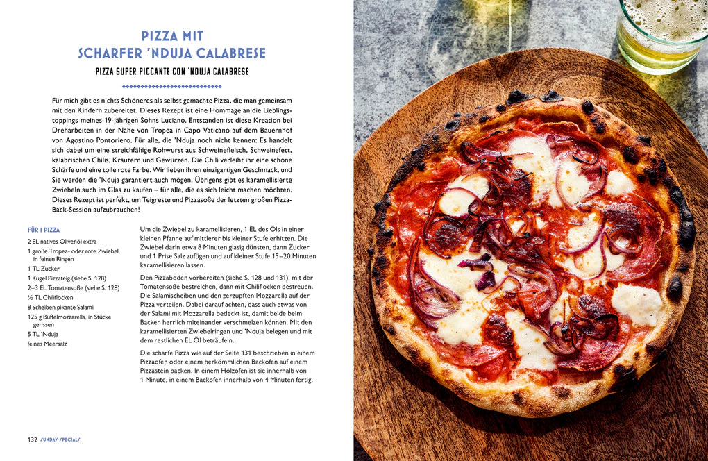 Dazu gibt es eine würzige Calabrese Nduja Pizza mit Käse, roten Zwiebeln und Tomatensoße und dazu ein Glas Bier. Links: „Ginos italienische Küche“ vom Hölker Verlag mit italienischen Familienrezepten auf Deutsch und Italienisch.