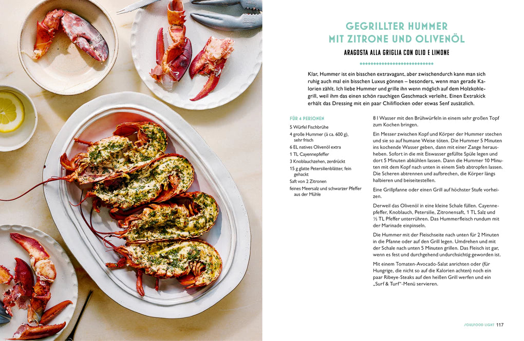 Eine weiße ovale Schale mit zwei halbierten gegrillten Hummern, die mit Kräutern belegt sind, steht neben Hummerschalen, Scheren und einer Gabel. Rechts ist "Ginos italienische Küche" vom Hölker Verlag mit einem Rezept für gegrillten Hummer mit Zitrone und Olivenöl abgebildet.