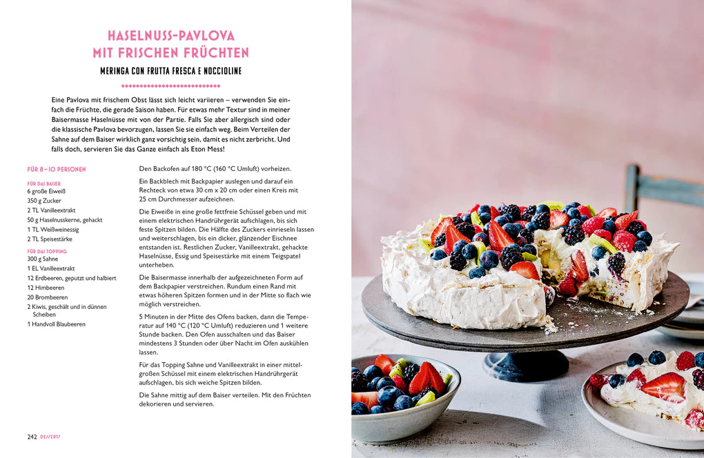 Eine Rezeptseite zeigt eine Pavlova mit Schlagsahne und frischen Beeren auf einer Tortenplatte. Auf der linken Seite sind die Zutaten und Anweisungen auf Deutsch aus Ginos italienische Küche vom Hölker Verlag zu sehen - ideal für Fans von Familiengerichten und italienischen Rezepten.