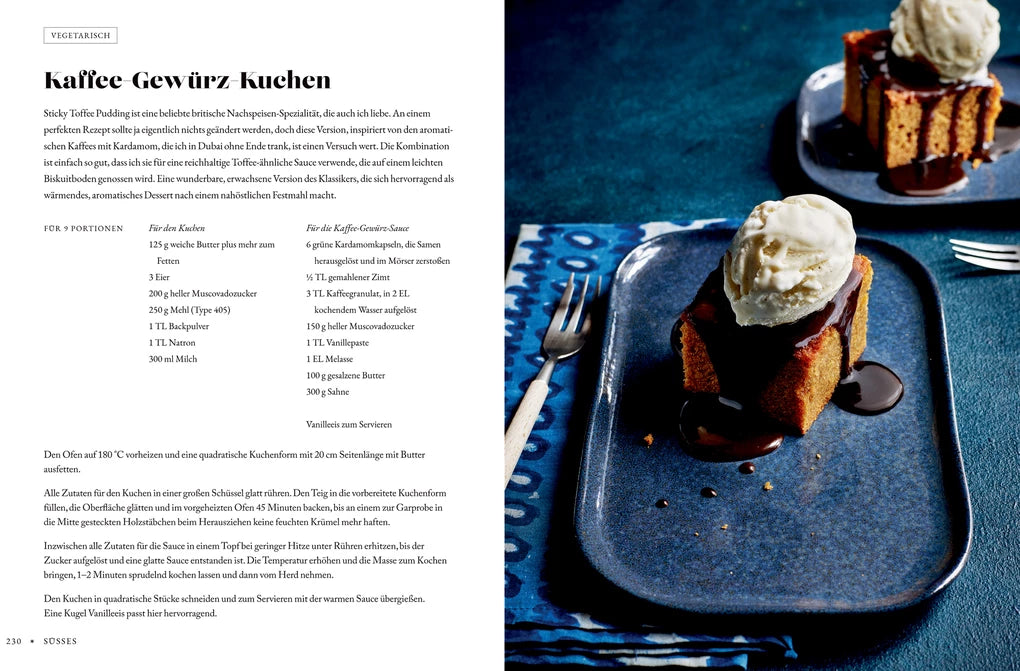 Ein Stück Gewürzkuchen mit Vanilleeis und Schokoladensauce liegt auf einem blauen Teller - perfekt, um neue Rezepte aus der "Gewürzküche" des Hölker Verlags zu testen. Ein weiterer Teller mit Kuchen und Eis ist teilweise sichtbar, die Gabel liegt bereit.