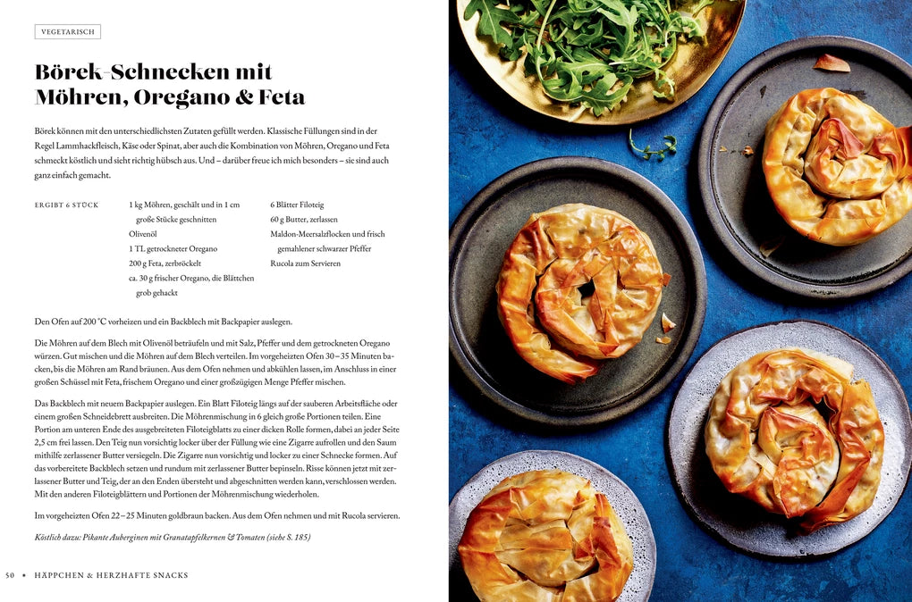 Auf einer Magazinseite wird ein Rezept aus der Gewürzküche des Hölker Verlags vorgestellt: goldene Filoteigspiralen mit Karotten, Oregano und Feta, serviert mit Salat auf Blaugut. Die Rezeptanleitung ist auf Deutsch.