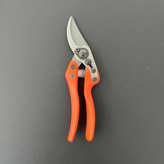 Ein geschlossenes Paar Löwe Original Löwe 11 – Classic Power Cut Gartenschere mit orangefarbenen Griffen und einer silbernen Klinge, abgebildet auf dunklem Hintergrund – perfekt für präziseren Schnitt.