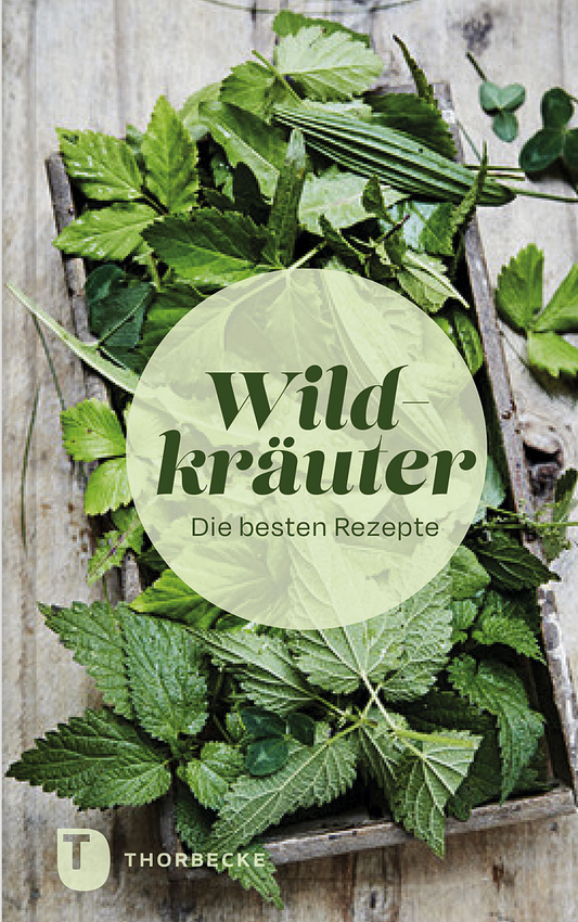 Auf rustikalem Holz ruht ein Holztablett mit frischen Wildkräutern, wie sie im Gärnseblümchensalat verwendet werden. Auf einem runden Etikett steht „Wildkräuter – die besten Rezepte“ und in der Ecke erscheint das Logo des Thorbecke Verlags.