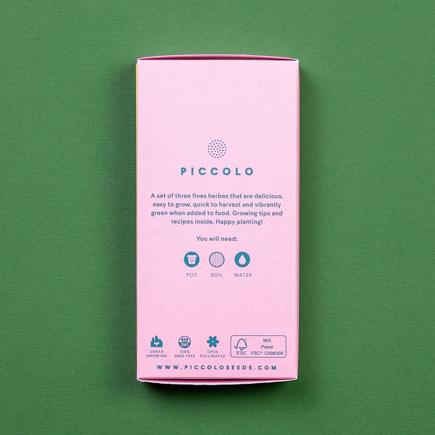 Eine Piccolo Seeds - Küchenkräuter Packung von Piccolo Seeds steht auf einem grünen Hintergrund. Die rosafarbene Packung enthält Symbole für Topf, Erde und Wasser, den Hinweis, dass sie gentechnikfrei ist, und eine Pflanzanleitung sowie Informationen zur Website am unteren Rand.