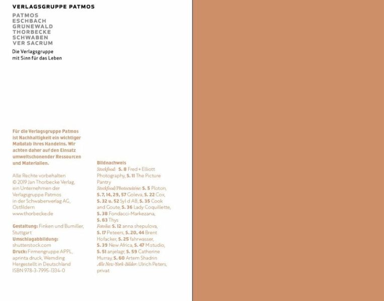 Eine Seite aus „New York süße Klassiker“ vom Thorbecke Verlag zeigt einen hellbeigen linken Abschnitt mit deutschem Text und Bildnachweisen sowie einen großen, hellbraunen Bereich, der an die Farbe des klassischen New York Cheesecakes erinnert.