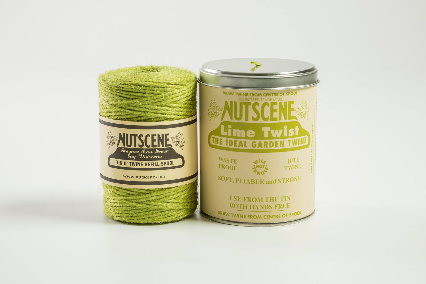 Eine fest gewickelte Spule Nutscene Twine liegt neben der ikonischen Dose Nutscene Twine – Schnur in einer Dose (490 Fuß) von Nutscene Twines Ltd., beide mit Etiketten im Vintage-Stil in einem hellgrünen „Lime Twist“-Farbton.