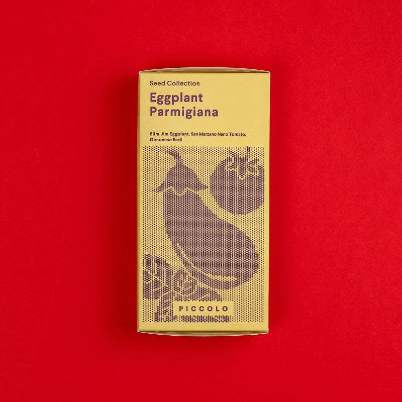 Eine gelbe Piccolo Seeds-Packung mit der Aufschrift "Aubergine Parmigiana", auf der Auberginen und San Marzano-Tomaten abgebildet sind, steht auf einem leuchtend roten Hintergrund.