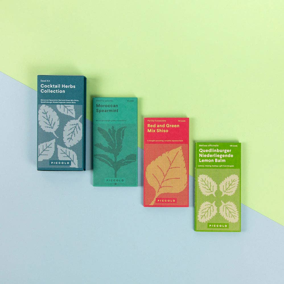 Vier Boxen der Piccolo Seeds – Cocktails Kräuter sind in einer Reihe auf pastellgrünem Hintergrund angeordnet. Jede Box ist mit einem Blattmotiv und Kräuternamen versehen – perfekt für Cocktails oder Mojitos, mit allen gentechnikfreien Samen von Piccolo Seeds.