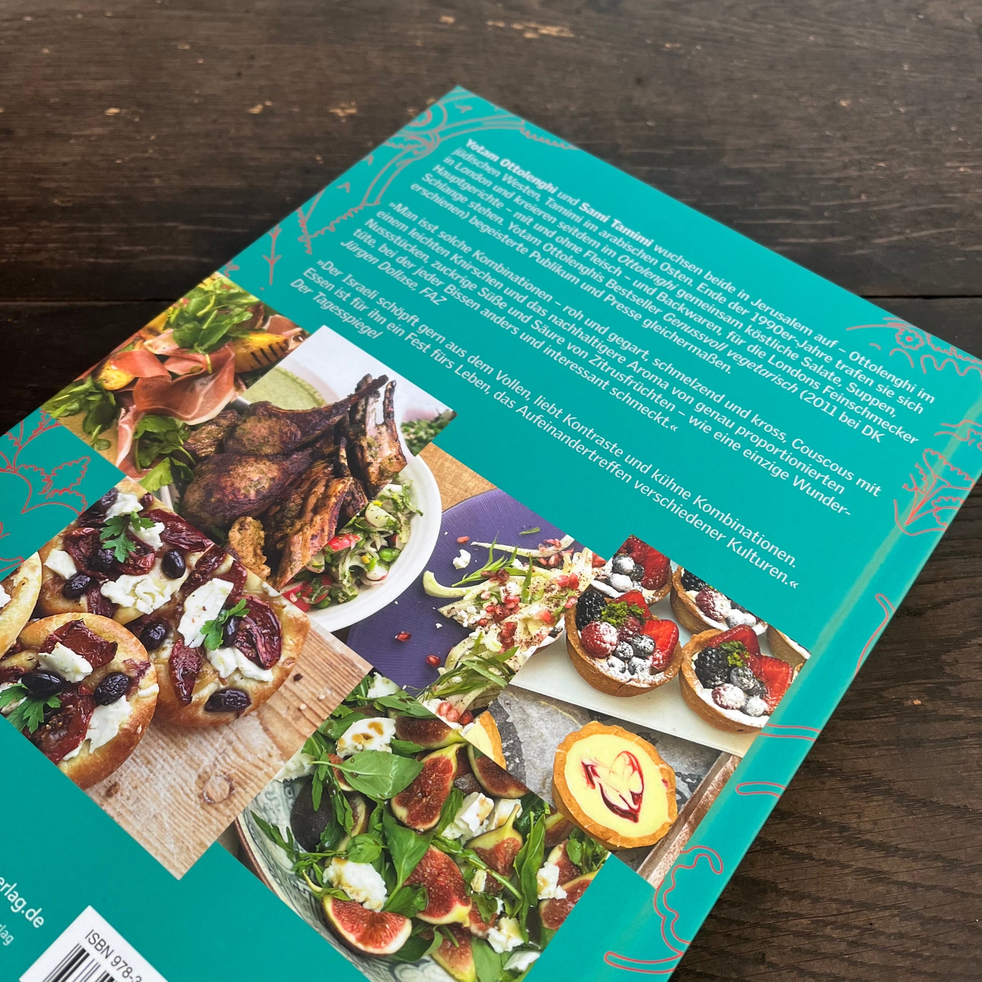 Das Bild zeigt die Rückseite des DK Kochbuchs – Ottolenghi „Das Kochbuch“ mit deutschem Text und Fotos von farbenfrohen Rezepten wie Lammkoteletts mit Salat, Bruschetta, Blattsalat und Gebäck, angerichtet auf einer Holzoberfläche.