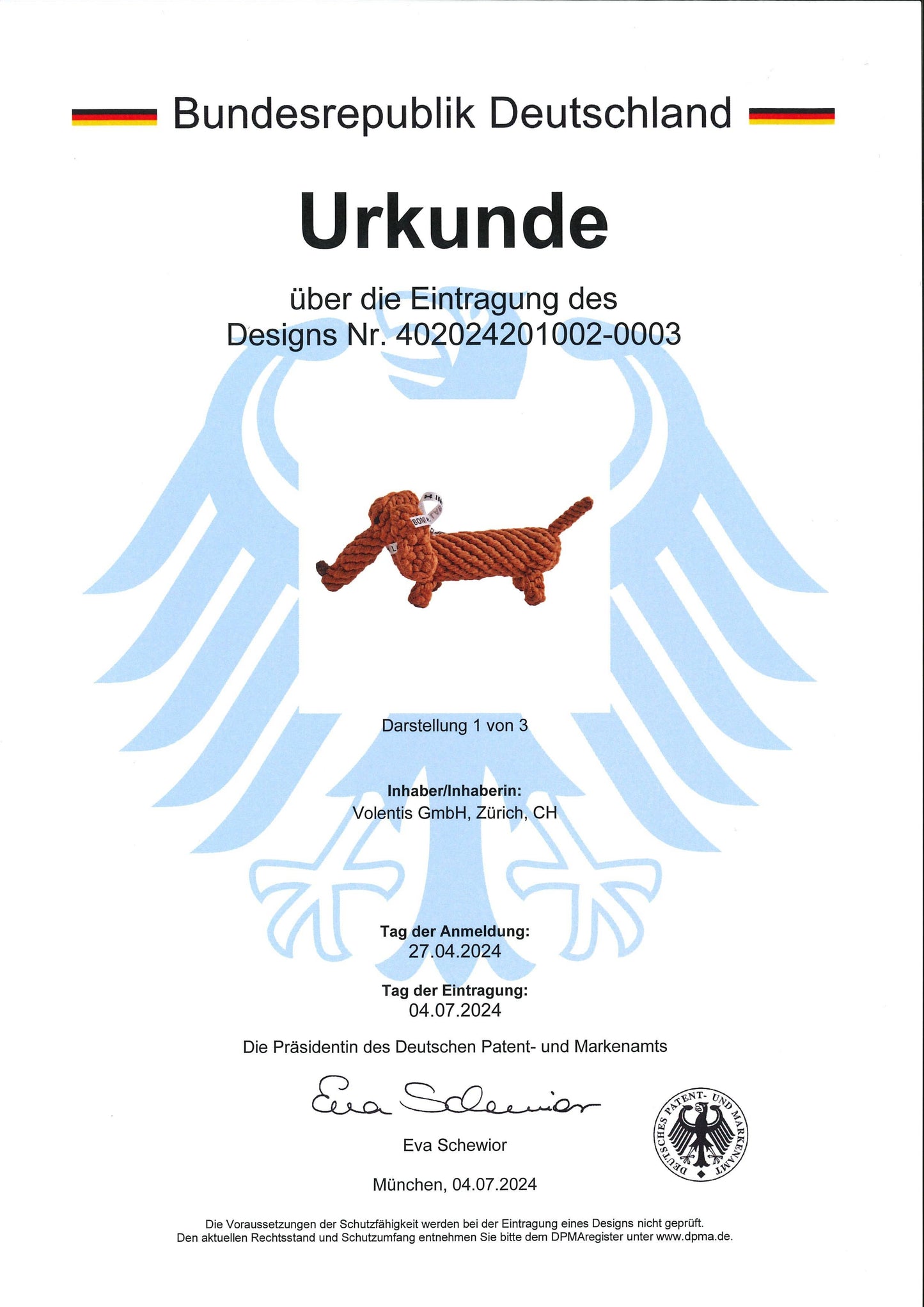 Eine deutsche Urkunde dokumentiert die Designregistrierung des Diego Dackel von LABONI, einem handgehäkelten roten Dackel in Baumwolle, mit einem großen grauen Adler-Emblem sowie offiziellen Stempeln und Unterschriften der Volents GmbH am 4. Juli 2024.