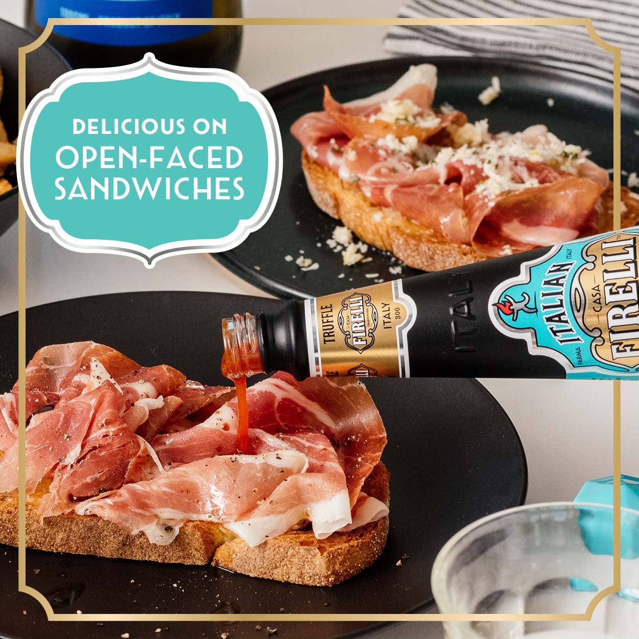 Zwei belegte Brötchen mit dünnen Wurstscheiben werden auf Tellern serviert, daneben steht eine Flasche Firelli - Casa Firelli Scharfe Sauce mit italienischen Trüffeln (148 ml Glasflasche). Etikett: Köstlich auf belegten Brötchen.
