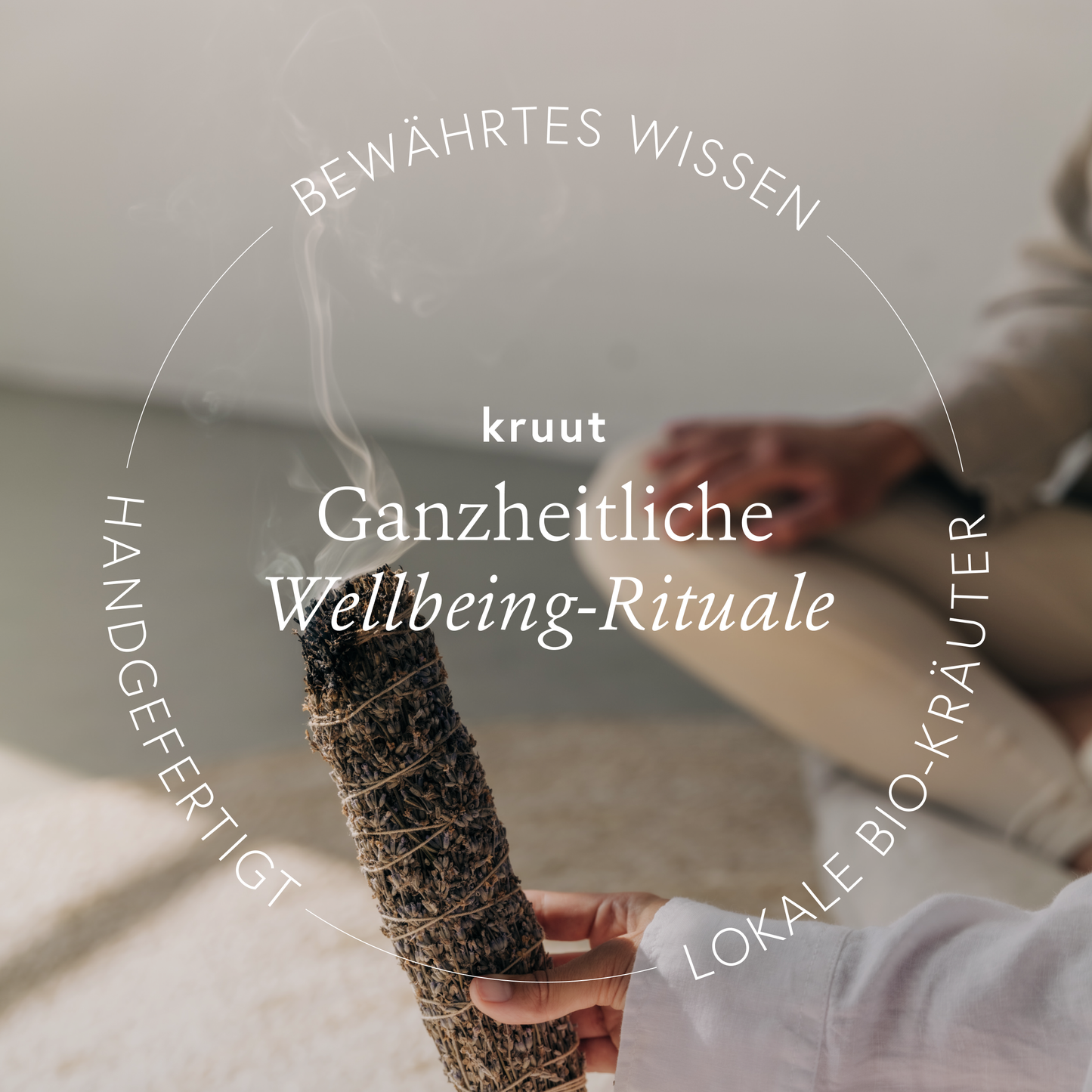 Eine Person hält einen schwelenden Kruut - Räucherbündel Klarer Geist, der Rauch abgibt. Ein deutscher und englischer Text umgibt das Bild und wirbt für ganzheitliche Wohlfühlrituale mit der handgefertigten, biologischen Räuchermischung von Kruut.