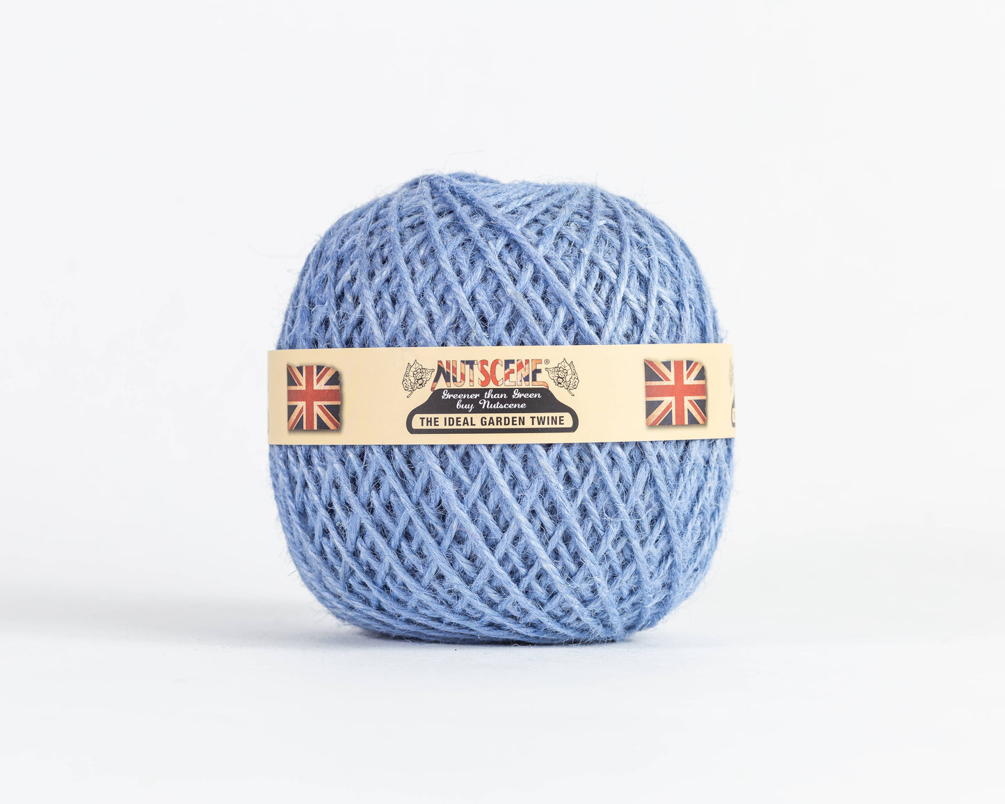 Eine Kugel aus hellblauem, biologisch abbaubarem Jutegarn von Nutscene Twines Ltd - Farbenfrohe Jute-Schnurbälle aus der Heritage Twine-Reihe, mit beigem Etikett und Union Jack-Flaggen vor weißem Hintergrund.