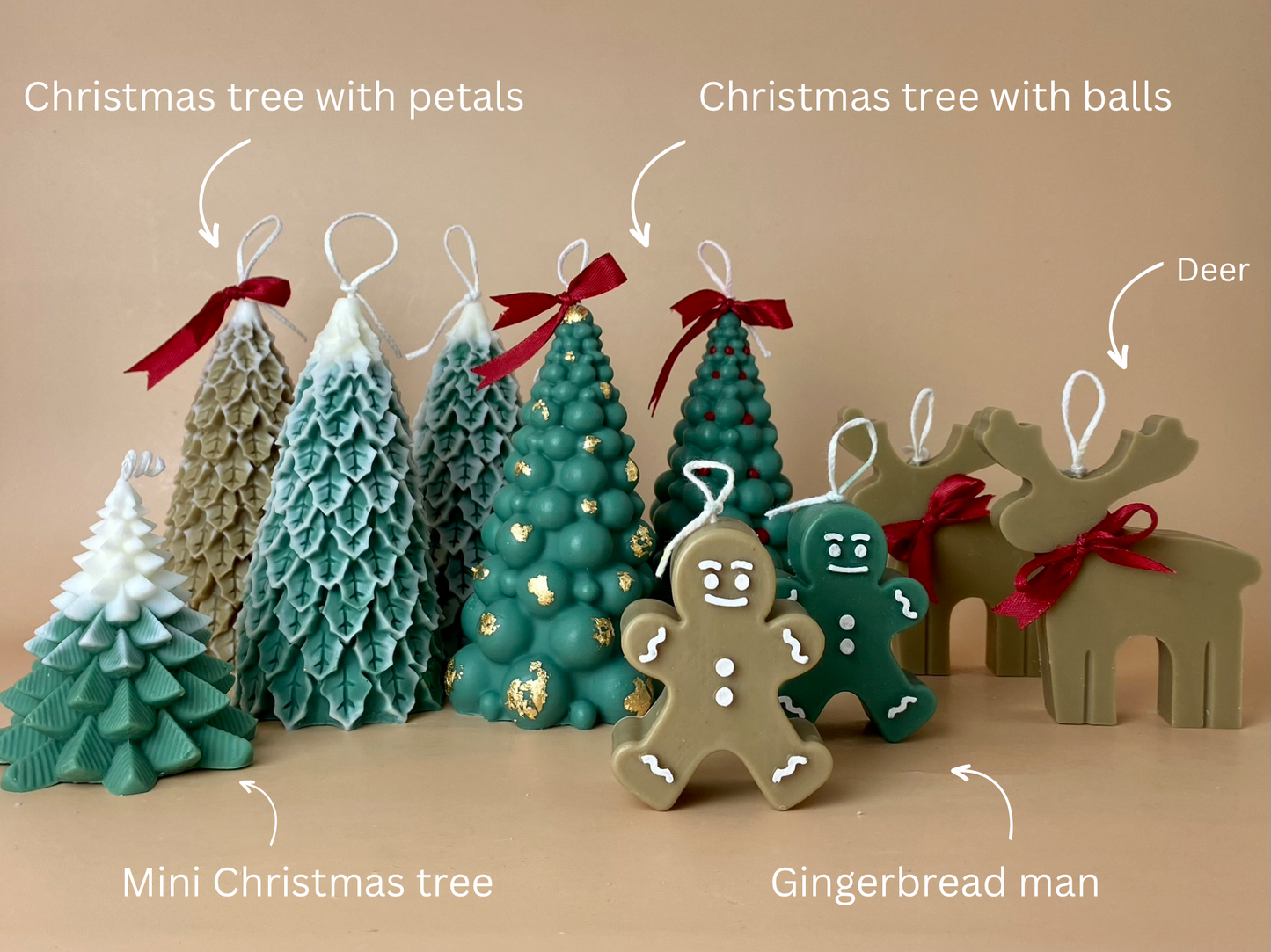 SOULCandle - Weihnachtskerzen von SOULCandle: Ein festliches Set handgefertigter Kerzen mit drei strukturierten Bäumen, einem mit Kugeln verzierten Baum, einem Mini-Baum, zwei Lebkuchenmännern und zwei Rehen - alle beschriftet und mit Bändern verziert auf beigem Hintergrund.