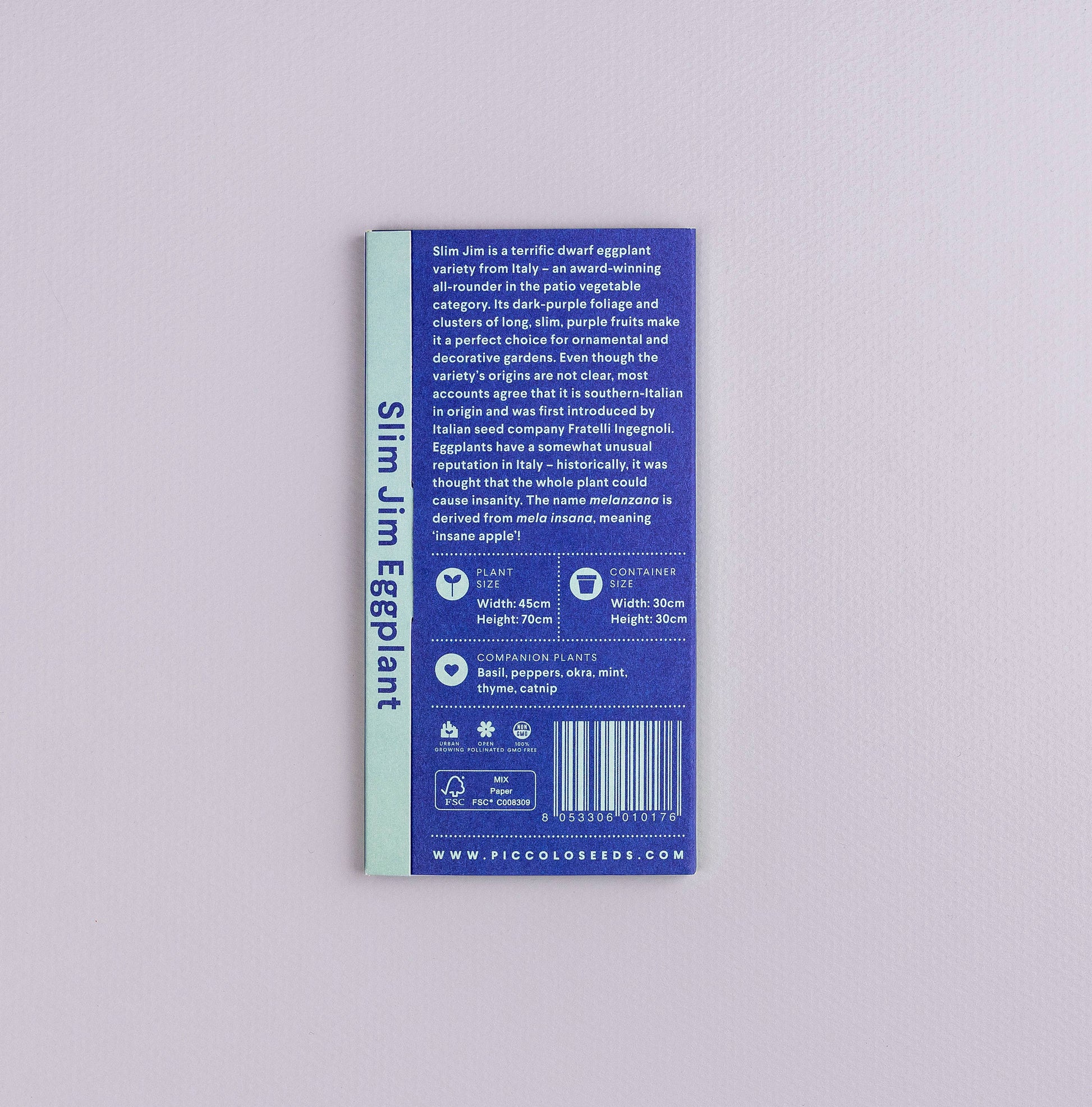 Ein Päckchen Piccolo Seeds - Aubergine Slim Jim Samen von Piccolo Seeds, eine kompakte Zwerg-Auberginensorte perfekt für Terrassengemüse, mit Infos auf der Rückseite, dargestellt auf einem hellen Lavendel Hintergrund.
