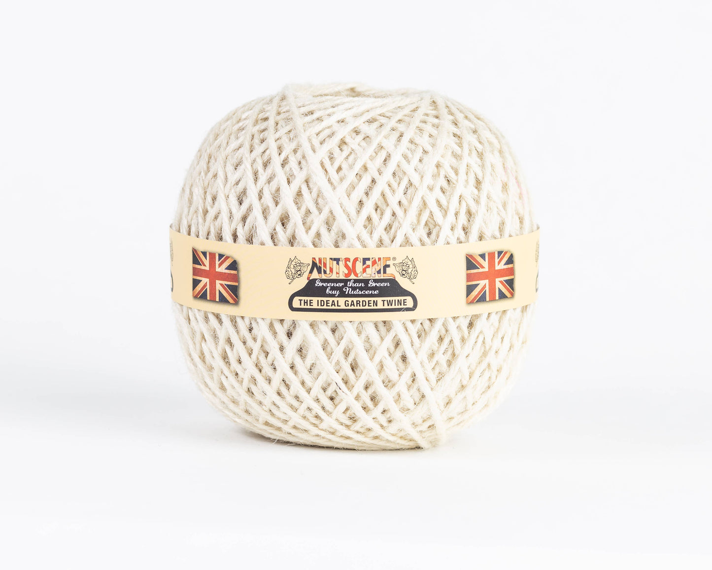 Ein Knäuel aus weißem, biologisch abbaubarem Jutegarn von Nutscene Twines Ltd aus der Heritage Twine-Reihe mit beigem Etikett und britischen Flaggen auf weißem Hintergrund.