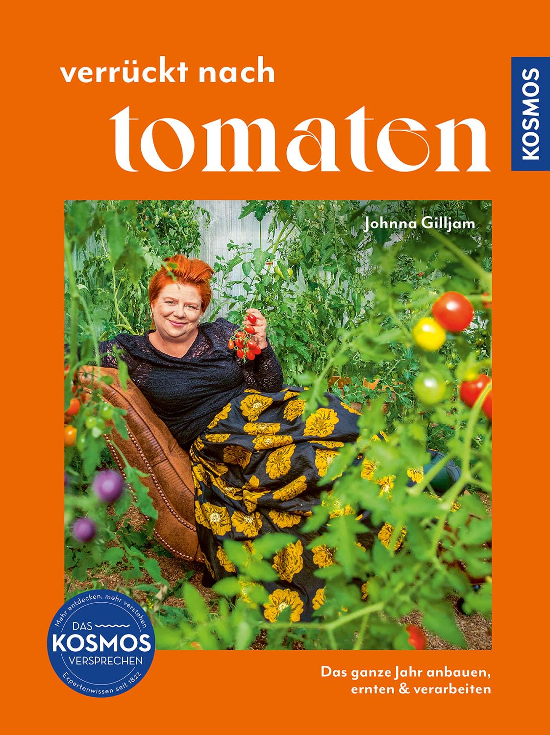 Eine lächelnde rothaarige Frau sitzt zwischen üppigen Tomatenpflanzen und hält eine Tomate. Sie trägt ein schwarzes Oberteil und einen gelb gemusterten Rock. Das orangefarbene Cover von "Verrückt nach Tomaten" aus dem Kosmos Verlag verspricht leckere Rezepte.
