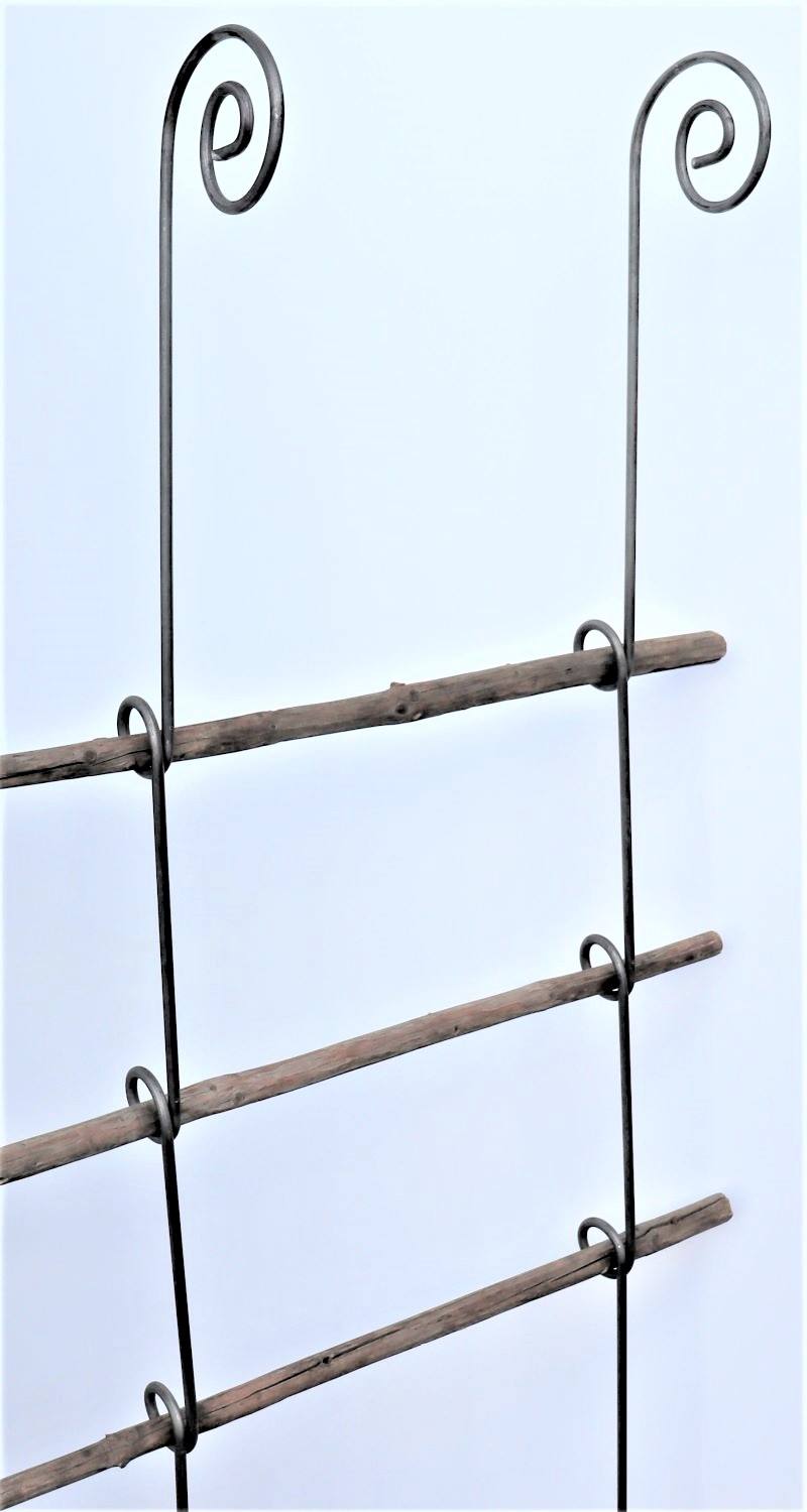 Der Bischofstab mit Knoten mit Holz im SET 5-tlg. von Hase und Hirsch verfügt über vertikale Knotenstangen (170 cm) mit gekräuselten Enden und horizontale Holzsprossen (150 cm), perfekt als stilvolle Rankhilfe vor einem schlichten Hintergrund.