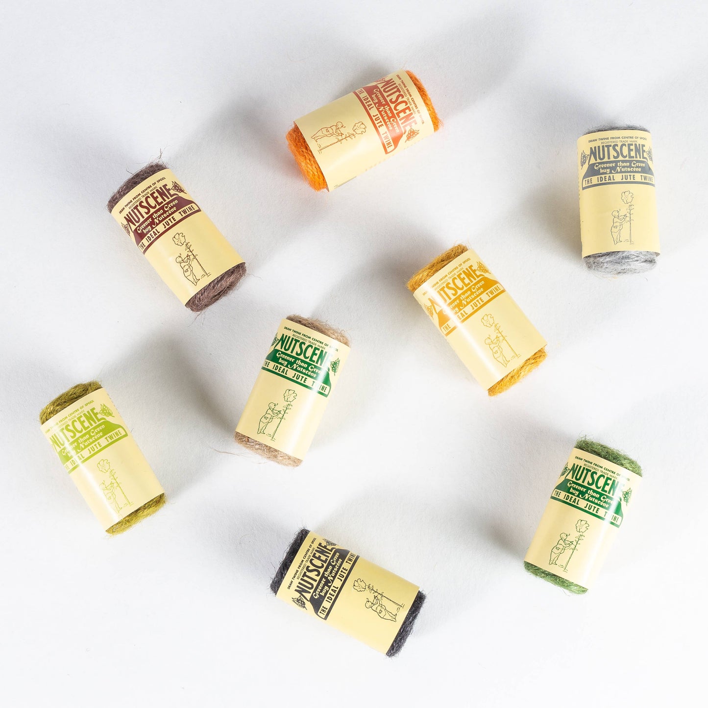 Das Nutscene Twines Ltd Geschenkset aus der Mini-Twines-Kollektion enthält 8 farbige Juteschnüre (je 42 Fuß) auf Spulen mit cremefarbenem Etikett – ideal als Geschenkset und perfekt für kreative Projekte.